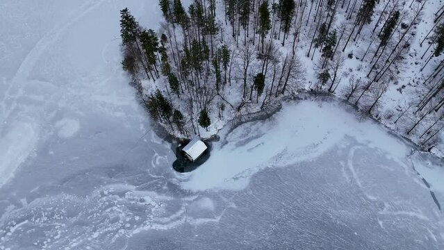 Drohnenflug &uuml;ber dem See in den Bergen in sch&ouml;ner Landschaft im Winter im Salzkammergut