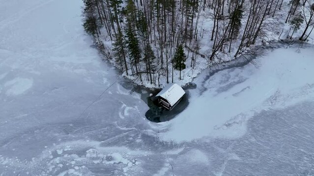 Drohnenflug &uuml;ber dem See in den Bergen in sch&ouml;ner Landschaft im Winter im Salzkammergut