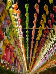 bunte beleuchtete Papier Laternen an einem Tempel zum Loy Krathong Fest in Chiang Mai Thailand Wat Phra Singh