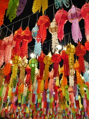 bunte beleuchtete Papier Laternen an einem Tempel zum Loy Krathong Fest in Chiang Mai Thailand Wat Lok Mo Li