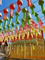bunter papier Laternen zum Loy Krathong Fest an einem Tempel in Lamphun Thailand Wat Phra That Hariphunchai