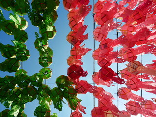 bunter papier Laternen zum Loy Krathong Fest an einem Tempel in Lamphun Thailand Wat Phra That Hariphunchai
