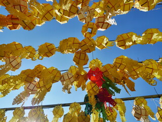 bunter papier Laternen zum Loy Krathong Fest an einem Tempel in Lamphun Thailand Wat Phra That Hariphunchai