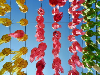 bunter papier Laternen zum Loy Krathong Fest an einem Tempel in Lamphun Thailand Wat Phra That Hariphunchai