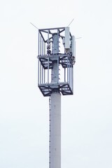 Obraz premium modern mobile radio tower with grey sky