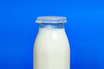 【飲み物】牛乳瓶の中の牛乳　青背景
