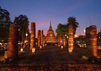 Sukhothai Historical Park festival, buddha pagoda stupa in a temple, Sukhothai, Thailand. Thai buddhist temple architecture at night. Tourist attraction. - obrazy, fototapety, plakaty