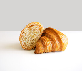 Photo delicious croissants on a white and grey background.
