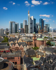Blick auf die Altstadt und die Skyline in Frankfurt am Main bei blauem Himmel, Deutschland - obrazy, fototapety, plakaty