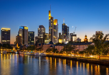 Skyline von Frankfurt am Main bei schönem Sonnenuntergang und mit dem Mond auf dem Bild, Deutschland - obrazy, fototapety, plakaty