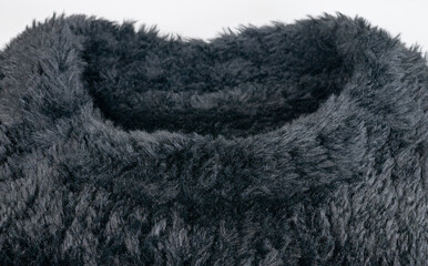 schwarzer Grobstrick Pullover aus plüsch Kunstfell zur Hintergrund Nutzung 