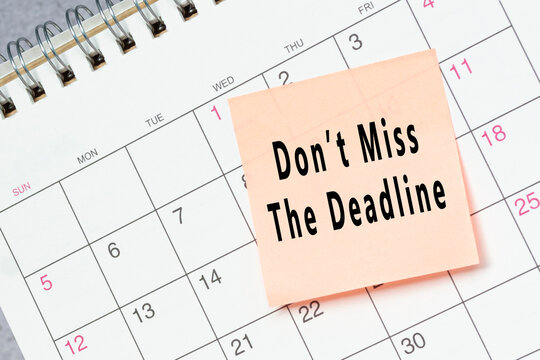 Dont miss the deadline text on sticky note on a calendar.