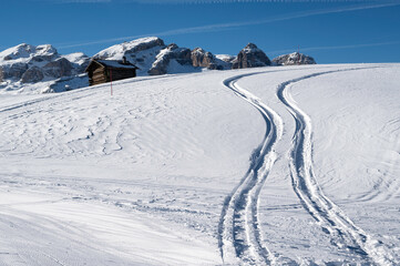 Winterlandschaft mit Spuren im Schnee - unterwegs im Skigebiet von Alta Badia in den Dolomiten