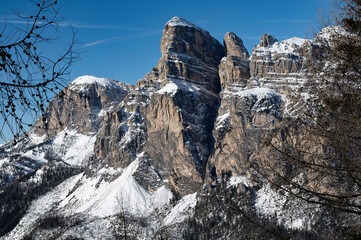 Der 2665 m hohe Dolomitengipfel Sassongher tront über Corvara - obrazy, fototapety, plakaty