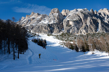 Schöne winterliche Dolomitenlandschaft vor Cortina d Àmpezzo
