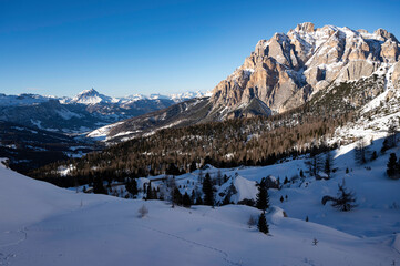 Winterlicher Blick vom Valparolapass Richtung Sankt Cassian und Piz Lavarella - Dolomiten, Südtirol
