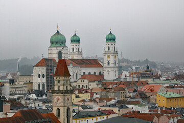 Fototapeta na wymiar Passau in Bayern Deutschland. Blick auf den Dom St.Stephan und das alte Rathaus.
