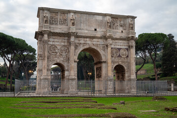 Fototapeta na wymiar Ancient Arch of Constantine Amidst Greenery, Rome