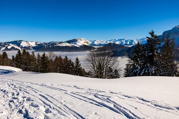 Sommet de la Dent de Crolles et Chaîne de la Belledonne depuis le Charmant Som, dans le parc naturel régional de Chartreuse, recouvert de neige au dessus d’une mer de nuages