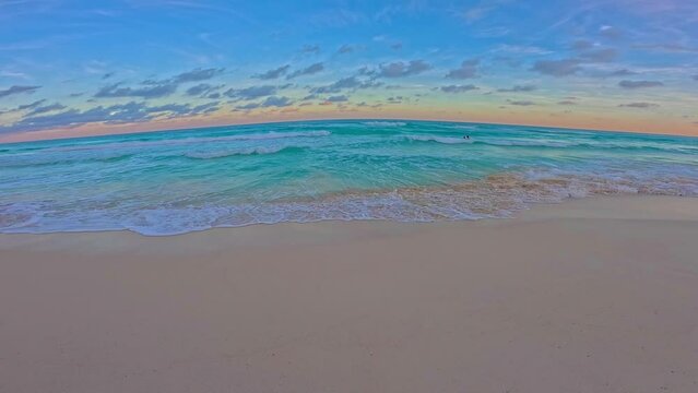 Vista panoramica del mar caribe en el atardecer, cielo semi despejado con mar turqueza 