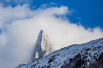 Montagnes enneigées autour de Chamonix Mont-Blanc - 715874546