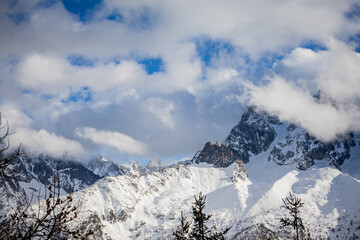 Vue sur les montagnes enneigées des Alpes Mont-Blanc depuis le Planpraz - 715877736