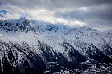 Vue sur les montagnes enneigées des Alpes Mont-Blanc depuis le Planpraz - 715878722