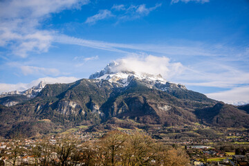 Panorama sur les montagnes enneigées des Alpes Mont-Blanc 