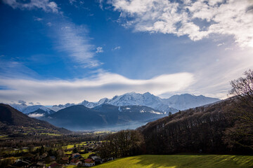 Vue sur les montagnes enneigées des Alpes Mont-Blanc  - 715879728