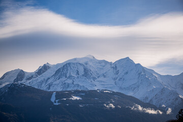 Vue sur les montagnes enneig&eacute;es des Alpes Mont-Blanc 