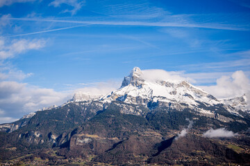 Vue sur les montagnes enneigées des Alpes Mont-Blanc  - 715880753