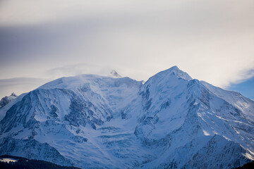 Vue sur les montagnes enneigées des Alpes Mont-Blanc 