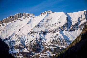 Les Alpes en montant au Col des Aravis