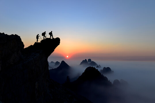 mountain ranges in fog and the summit achievements of mountain climbers