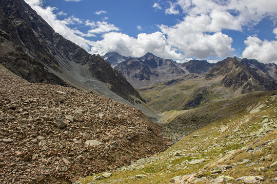 Alpine Gebirgslandschaft mit Wiesen und Ger&ouml;ll - L&auml;ngentaler Joch