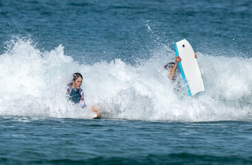 Obraz premium surfing on the beach 