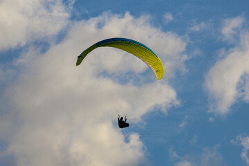 Paraglider im Sonnenschein 