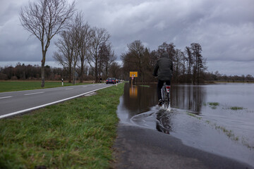 Fahrradfahrer im Hochwasser - Niedersachsen, Dezember 2023