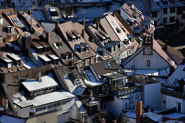 Fototapeta na wymiar Verschneite Dächer in der Altstadt von Freiburg