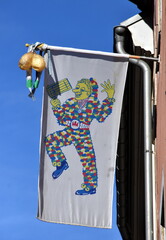 Narrenflagge an einer Hausfassade in Freiburg