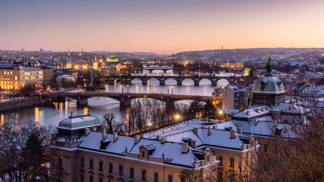 Ausblick &uuml;ber das winterliche Prag und die Moldau bei Sonnenuntergang im warmen Winterlicht
