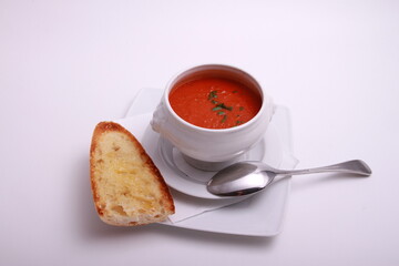 Tomaten-Suppe mit Brot