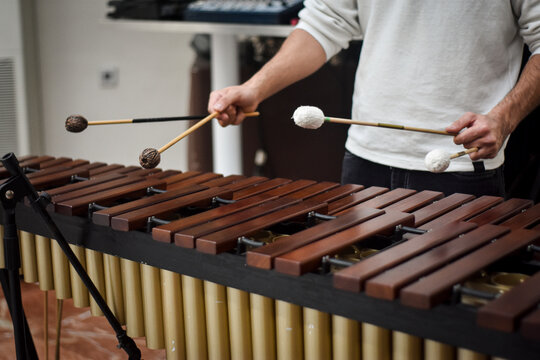 MARIMBA Y BAQUETAS DE PERCUSI&Oacute;N