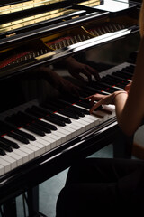 MANOS DE CHICA TOCANDO EL PIANO