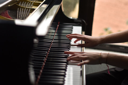 MANOS DE CHICA TOCANDO EL PIANO
