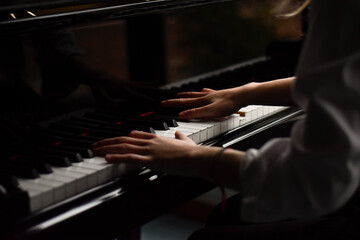 Fototapeta premium MANOS DE CHICA TOCANDO EL PIANO