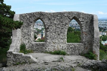 Fototapeta na wymiar Künstliche Ruine, Mauer mit zwei Spitzbogenfenstern, auch Augengläser, Mödling, Österreich, 13.07.2023