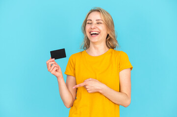 Happy woman pointing at bank card with amazing and easy customer service - obrazy, fototapety, plakaty