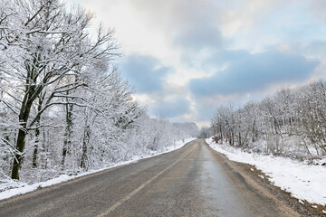 Obraz na płótnie Canvas Winter road in the forest