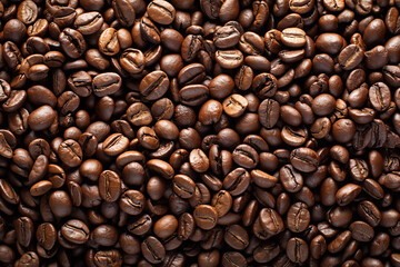 Obraz premium a lot of coffee beans lying on top of each other, for the background, a top-down perspective